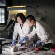 Dr. Zhirong Zhao-Karger, Projektleiterin und Dr. Zhenyou Li, Erstautor der Studie

Calciumbatterien: Neue Elektrolyten, verbesserte Eigenschaften

KIT und Helmholtz-Institut Ulm (HIU) entwickeln erstmals Elektrolyte für Calciumbatterien, mit brauchbaren Eigenschaften bei Raumtemperatur

Batterien auf Basis von Calcium versprechen eine günstige Herstellung und ein hohe Energiedichte. Diese Technologie aus dem Labor besitzt das Potential als Energiespeicher der Zukunft die Lithium-Ionen-Technologie abzulösen. Mit den bislang verfügbaren Elektrolyten gelang es aber nicht, Calciumbatterien bei Zimmertemperatur aufzuladen. Forschende des Karlsruher Instituts für Technologie (KIT) haben in der Fachzeitschrift Energy & Environmental Science nun eine vielversprechende Elektrolytklasse vorgestellt, die das erstmals möglich macht. 

© copyright by 
Karlsruher Institut für Technologie
Allgemeine Services - Crossmedia
Abdruck honorarfrei im redaktionellen Bereich
Belegexemplar erbeten *** Local Caption *** Dr. Zhirong Zhao-Karger, Projektleiterin und Dr. Zhenyou Li, Erstautor der Studie

Calciumbatterien: Neue Elektrolyten, verbesserte     Eigenschaften

KIT und Helmholtz-Institut Ulm (HIU) entwickeln erstmals Elektrolyte für Calciumbatterien, mit brauchbaren Eigenschaften bei Raumtemperatur

Batterien auf Basis von Calcium versprechen eine günstige Herstellung und ein hohe Energiedichte. Diese Technologie aus dem Labor besitzt das Potential als Energiespeicher der Zukunft die Lithium-Ionen-Technologie abzulösen. Mit den bislang verfügbaren Elektrolyten gelang es aber nicht, Calciumbatterien bei Zimmertemperatur aufzuladen. Forschende des Karlsruher Instituts für Technologie (KIT) haben in der Fachzeitschrift Energy & Environmental Science nun eine vielversprechende Elektrolytklasse vorgestellt, die das erstmals möglich macht. 

© copyright by 
Karlsruher Institut für Technologie
Allgemeine Services - Crossmedia
Abdruck honorarfrei im redaktionellen Bereich
Belegexemplar erbeten