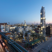 Der Salpetersäure Verbund gehört in Ludwigshafen zu den Kernanlagen des Standorts. Hier wird Salpetersäure in verschiedensten Konzentrationen hergestellt. Neben dem Versorgen von Rohstoffen übernimmt der Salpetersäure Verbund auch andere Aufgaben. So nutzt sie Abgase anderer Betriebe und steuert einen erheblichen Anteil der Dampfproduktion bei.