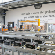Europas erste Fertigungslinie für Energiespeicher geht in Betrieb