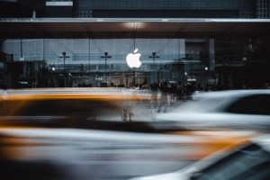 Autos fahren an einem Apple Store vorbei.