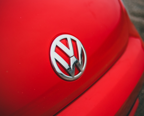 VW-Logo auf einer Motorhaube