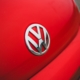 VW-Logo auf einer Motorhaube