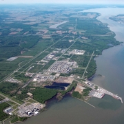 BASF hat eine Vereinbarung zur Sicherung eines Grundstücks für einen zukünftigen Produktionsstandort für Kathodenmaterialien und Batterierecycling am Sankt-Lorenz-Strom in Bécancour, Quebec, Kanada, unterzeichnet. Foto mit freundlicher Genehmigung von SPIPB