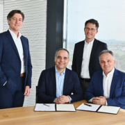 V. l.: Manfred Hochleitner (CFO Manz AG), Yaris Pürsün (Leiter der globalen Produktion von Antriebskomponenten für Daimler Truck), Dr. Jürgen Betz (Leiter Produktionsplanung Global Powersystems Daimler Truck), Martin Drasch (CEO Manz AG).

From left to right: Manfred Hochleitner, CFO Manz AG, Yaris Pürsün, Head of Global Powersystems Operation Daimler Truck, Dr. Jürgen Betz, Head of Manufacturing Engineering Global Powersystems Daimler Truck, Martin Drasch, CEO Manz AG