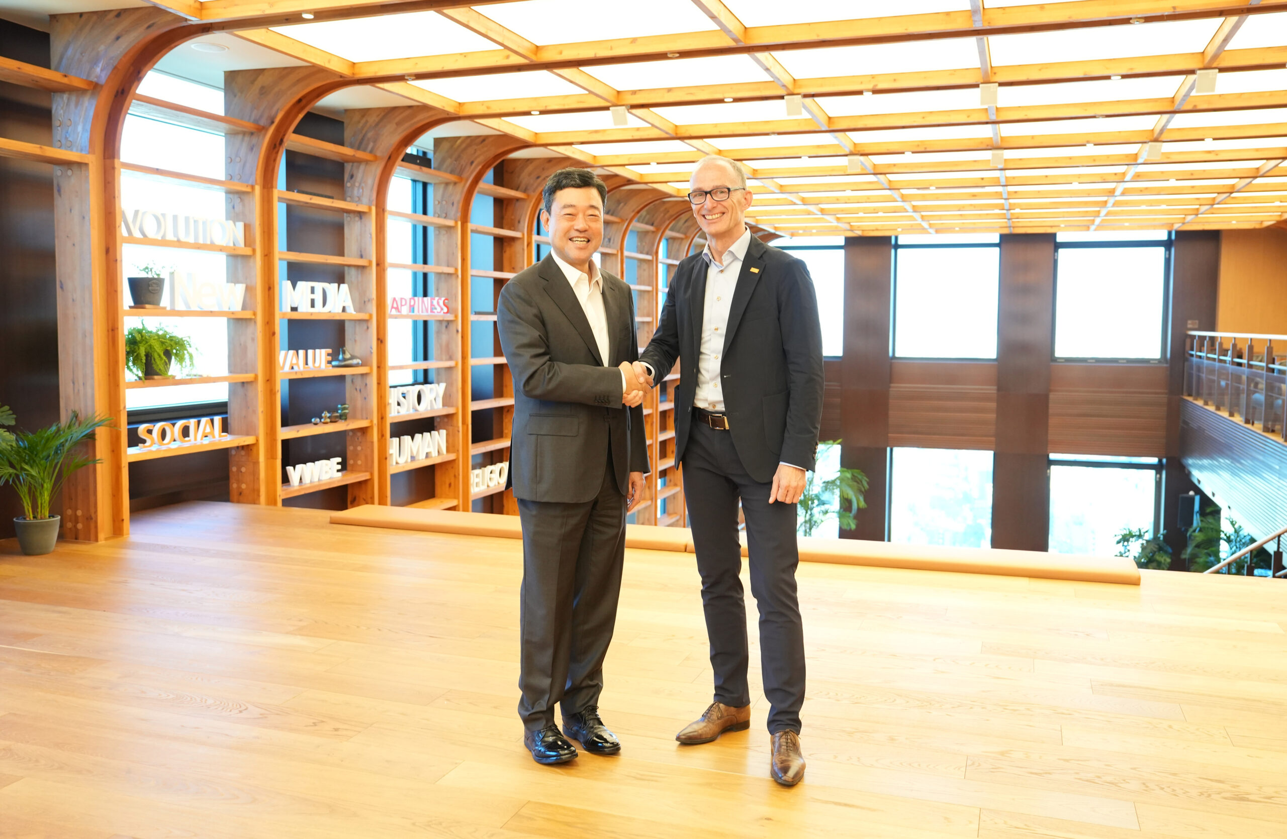 Von links: Jee Dong-seob, SK On Chief Executive Officer, und Dr. Peter Schuhmacher, President des Unternehmensbereichs Catalysts bei BASF, der auch für das Batteriematerial- und Batterierecyclinggeschäft verantwortlich ist. Foto: BASF SE