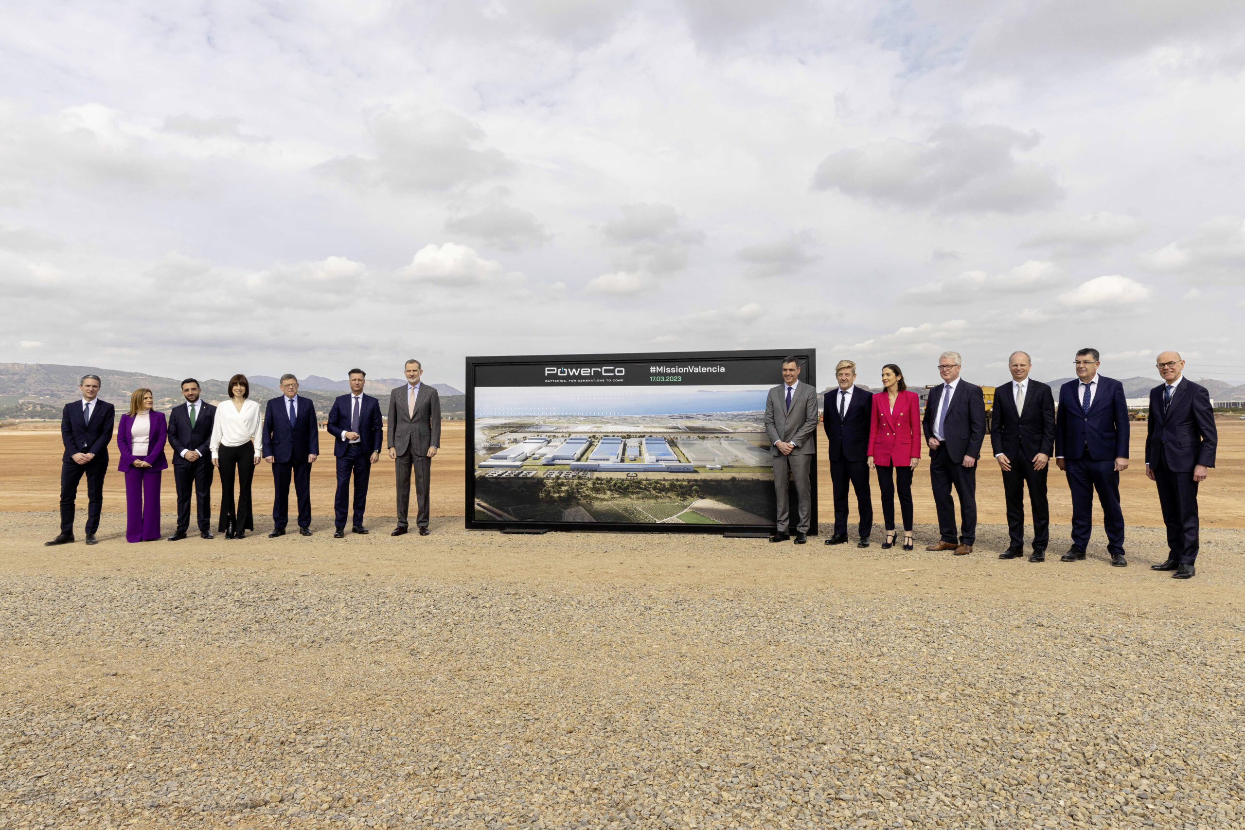 From left to right:  Javier Rivera, CFO PowerCo Spain, D. ª Pilar Bernabé, Government Delegate in Valencian Community, Darío Moreno, Mayor of Sagunto, Diana Morant, Minister for Science and Innovation, Ximo Puig, President of the Valencian Community, Thomas Schmall, Member of the Volkswagen AG Board of Management for Technology and Chairman of the Supervisory Board of PowerCo, Felipe VI., His Majesty the King of Spain, Pedro Sánchez, President of the Government of Spain, Wayne Griffiths, CEO of SEAT and CUPRA, Reyes Maroto, Minister for Industry, Trade and Tourism, Frank Blome, CEO PowerCo, Thomas Dahlem, CEO PowerCo Spain, Enric Xavier Morera, President of Valencian Parliament, Thomas Steg, Head of External Relations Volkswagen Group