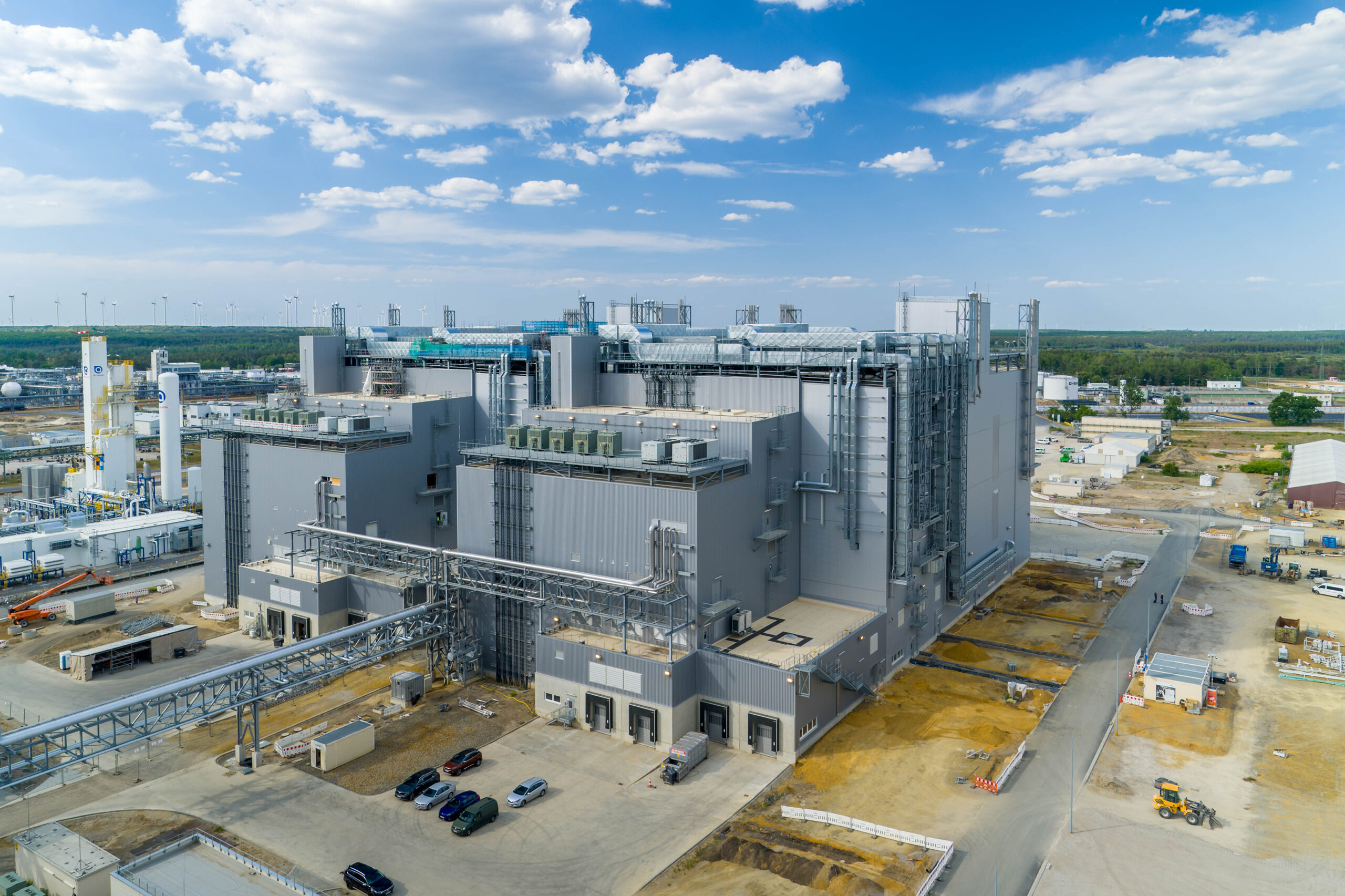 With the cathode active materials plant in Schwarzheide, Germany, BASF now produces in all three main markets worldwide: Europe, Asia and North America. It is the first production plant for high-performance cathode active materials in Germany and the first fully automated large-scale plant for the production of cathode active materials in Europe.