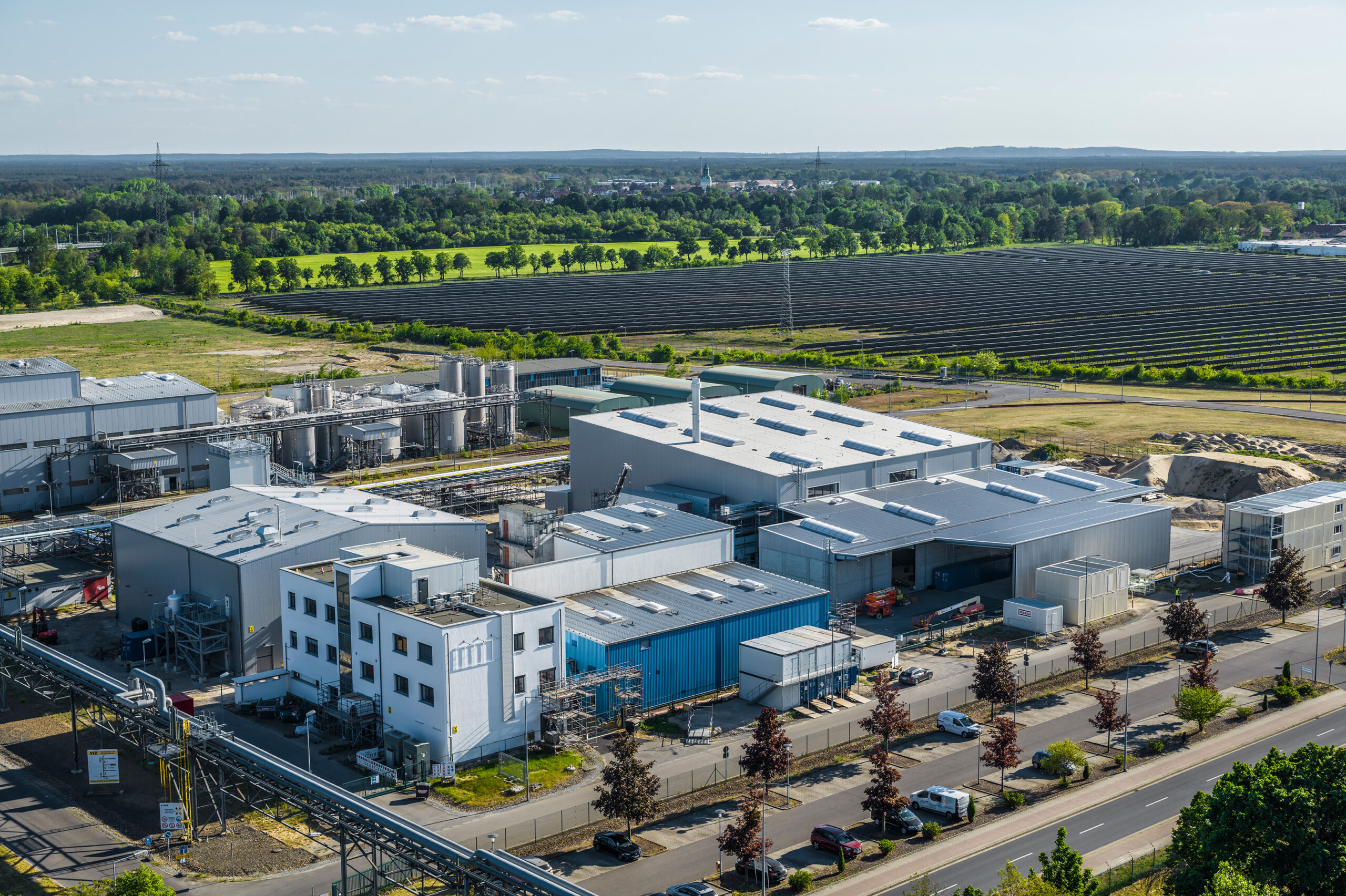 BASF betreibt am Standort Schwarzheide, Deutschland, eine der größten kommerziellen Recyclinganlagen zur Herstellung von Schwarzmasse aus Altbatterien und Produktionsabfall in Europa.

At its production site in Schwarzheide, Germany, BASF operates one of the largest commercial recycling plants for producing black mass from end-of-life batteries and production scrap in Europe.