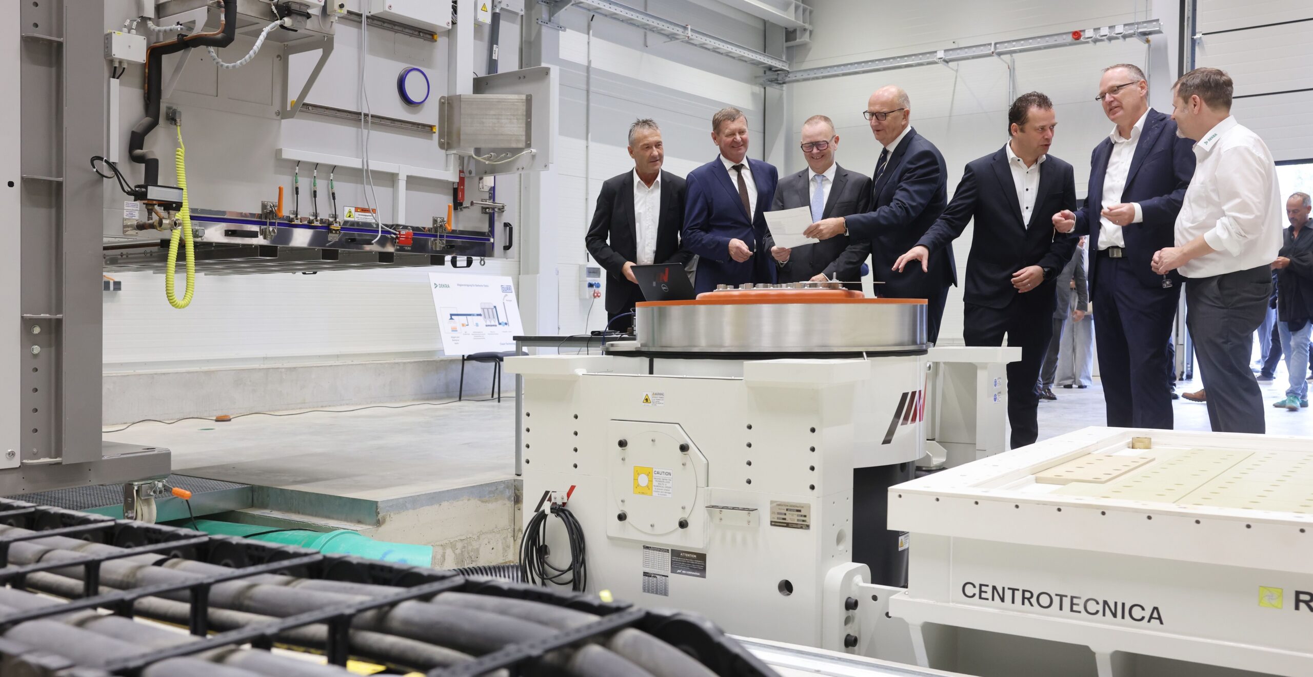 Schipkau/Klettwitz
DEKRA eröffnet sein neues Batterie Test Center 
Das neue Batterie Test Center von DEKRA in der Lausitz ist heute eröffnet worden. Die internationale Expertenorganisation hat einen mittleren zweistelligen Millionenbetrag in die neue Einrichtung investiert und schafft bis zu 40 neue qualifizierte Arbeitsplätze. In dem neuen Test Center sollen Batterie-Systeme für Elektrofahrzeuge sowie Hochvoltspeicher für andere Einsatzzwecke auf Herz und Nieren geprüft werden.