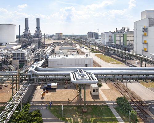 Der Lausitzer Produktionsstandort BASF Schwarzheide GmbH gehört zur BASF-Gruppe und zählt zu den größten Standorten in Europa. Sein Portfolio umfasst Polyurethan-Grundprodukte und -Systeme, Pflanzenschutzmittel, Wasserbasislacke, Technische Kunststoffe, Schaumstoffe, Dispersionen und Laromer-Marken. (im Bild: links GuD-Kraftwerk, rechts F500-Anlage)