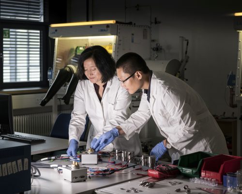 Dr. Zhirong Zhao-Karger, Projektleiterin und Dr. Zhenyou Li, Erstautor der Studie

Calciumbatterien: Neue Elektrolyten, verbesserte Eigenschaften

KIT und Helmholtz-Institut Ulm (HIU) entwickeln erstmals Elektrolyte für Calciumbatterien, mit brauchbaren Eigenschaften bei Raumtemperatur

Batterien auf Basis von Calcium versprechen eine günstige Herstellung und ein hohe Energiedichte. Diese Technologie aus dem Labor besitzt das Potential als Energiespeicher der Zukunft die Lithium-Ionen-Technologie abzulösen. Mit den bislang verfügbaren Elektrolyten gelang es aber nicht, Calciumbatterien bei Zimmertemperatur aufzuladen. Forschende des Karlsruher Instituts für Technologie (KIT) haben in der Fachzeitschrift Energy & Environmental Science nun eine vielversprechende Elektrolytklasse vorgestellt, die das erstmals möglich macht. 

© copyright by 
Karlsruher Institut für Technologie
Allgemeine Services - Crossmedia
Abdruck honorarfrei im redaktionellen Bereich
Belegexemplar erbeten *** Local Caption *** Dr. Zhirong Zhao-Karger, Projektleiterin und Dr. Zhenyou Li, Erstautor der Studie

Calciumbatterien: Neue Elektrolyten, verbesserte     Eigenschaften

KIT und Helmholtz-Institut Ulm (HIU) entwickeln erstmals Elektrolyte für Calciumbatterien, mit brauchbaren Eigenschaften bei Raumtemperatur

Batterien auf Basis von Calcium versprechen eine günstige Herstellung und ein hohe Energiedichte. Diese Technologie aus dem Labor besitzt das Potential als Energiespeicher der Zukunft die Lithium-Ionen-Technologie abzulösen. Mit den bislang verfügbaren Elektrolyten gelang es aber nicht, Calciumbatterien bei Zimmertemperatur aufzuladen. Forschende des Karlsruher Instituts für Technologie (KIT) haben in der Fachzeitschrift Energy & Environmental Science nun eine vielversprechende Elektrolytklasse vorgestellt, die das erstmals möglich macht. 

© copyright by 
Karlsruher Institut für Technologie
Allgemeine Services - Crossmedia
Abdruck honorarfrei im redaktionellen Bereich
Belegexemplar erbeten