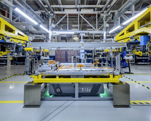 Die lokale Batterieproduktion ist ein zentraler Erfolgsfaktor für die Elektrooffensive von Mercedes-Benz. Neun Batteriefabriken auf drei Kontinenten bilden künftig den globalen Batterie-Produktionsverbund von Mercedes-Benz.
 

Local battery production is a key differentiator for Mercedes-Benz and its electric push. Nine battery factories on three continents will in future form the global battery production network of Mercedes-Benz.