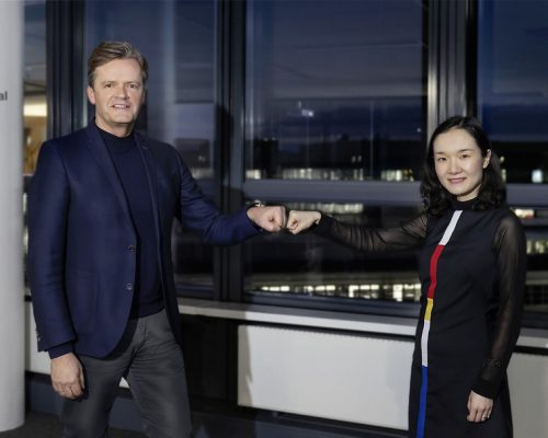 Feststoffbatterien: Mercedes-Benz vereinbart Technologiepartnerschaft mit Factorial Energy. Markus Schäfer, Mitglied des Vorstands der Daimler AG und Mercedes-Benz AG, verantwortlich für Daimler Konzernforschung und Mercedes-Benz Cars COO (l.), Siyu Huang, Mitbegründerin und CEO von Factorial Energy (r.). 

Solid-state batteries: Mercedes-Benz teams up with Factorial Energy. Markus Schäfer, Member of the Board of Management of Daimler AG and Mercedes-Benz AG; responsible for Daimler Group Research and Mercedes-Benz Cars COO (l.), Siyu Huang, Co-founder and CEO of Factorial (r.).