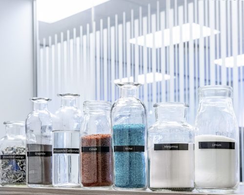 Mercedes-Benz beginnt mit dem Aufbau einer eigenen Batterierecyclingfabrik in Deutschland. Durch die Prozessgestaltung der patentierten Hydrometallurgie mit Rückgewinnungsquoten von mehr als 96 Prozent soll eine holistische Kreislaufwirtschaft von Batteriematerialien ermöglicht werden. Die zurückgewonnenen Materialien werden in den Wertstoffkreislauf zurückgeführt. 

Mercedes-Benz is starting to build its own battery recycling plant in Germany. The process design of the patented hydrometallurgy with recovery rates of more than 96 percent is expected to allow a holistic circular economy of battery materials. The recovered materials will be fed back into the recycling loop.