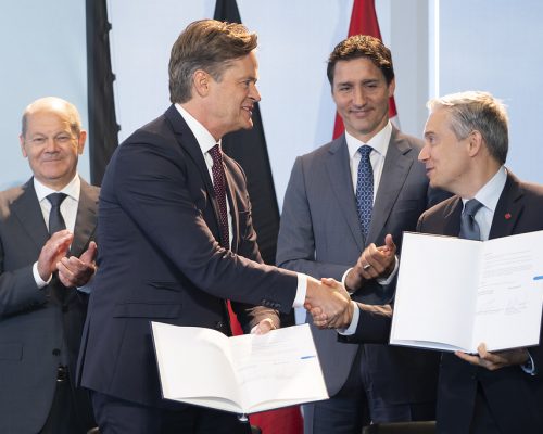 Von links: Olaf Scholz, Bundeskanzler der Bundesrepublik Deutschland; Markus Schäfer, Vorstandsmitglied der Mercedes-Benz Group AG, Chief Technology Officer, verantwortlich für Entwicklung und Einkauf; Justin Trudeau, Premierminister Kanada; François-Philippe Champagne, Minister für Innovation, Wissenschaft und Industrie von Kanada 

f.l.t.r. Olaf Scholz, Federal Chancellor of the Federal Republic of Germany; Markus Schaefer, Member of the Board of Management of Mercedes-Benz Group AG, Chief Technology Officer, responsible for Research & Development and Procurement; Justin Trudeau, Prime Minister of Canada; François-Philippe Champagne, Minister of Innovation, Science and Industry of Kanada