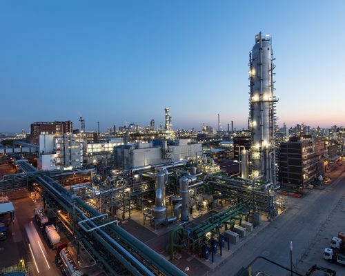 Der Salpetersäure Verbund gehört in Ludwigshafen zu den Kernanlagen des Standorts. Hier wird Salpetersäure in verschiedensten Konzentrationen hergestellt. Neben dem Versorgen von Rohstoffen übernimmt der Salpetersäure Verbund auch andere Aufgaben. So nutzt sie Abgase anderer Betriebe und steuert einen erheblichen Anteil der Dampfproduktion bei.