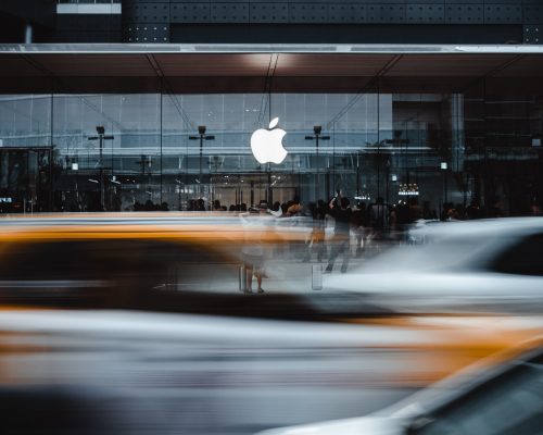 Autos fahren an einem Apple Store vorbei.