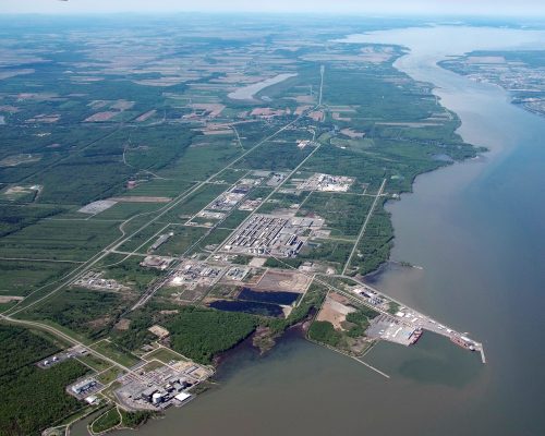 BASF hat eine Vereinbarung zur Sicherung eines Grundstücks für einen zukünftigen Produktionsstandort für Kathodenmaterialien und Batterierecycling am Sankt-Lorenz-Strom in Bécancour, Quebec, Kanada, unterzeichnet. Foto mit freundlicher Genehmigung von SPIPB