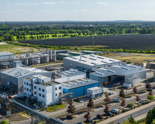 BASF betreibt am Standort Schwarzheide, Deutschland, eine der größten kommerziellen Recyclinganlagen zur Herstellung von Schwarzmasse aus Altbatterien und Produktionsabfall in Europa.

At its production site in Schwarzheide, Germany, BASF operates one of the largest commercial recycling plants for producing black mass from end-of-life batteries and production scrap in Europe.