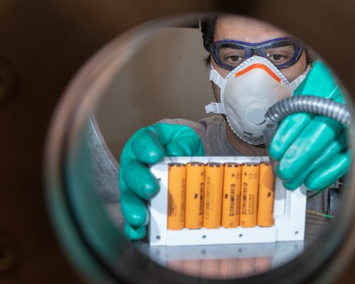 Batterietestzentrum, Herr Dr. Chalid el Dsoki an der "Waschmaschine" im Bunker, Prüfkammern zum thermischen Durchgehen von Batterien