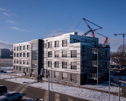 Klares Bekenntnis zu Forschung und Region: CustomCells bezieht nachhaltig errichtete Unternehmenszentrale /  Technologische Leuchttürme mit Strahlkraft für den Industrie- und Wirtschaftsstandort Deutschland / Weiterer Text über ots und www.presseportal.de/nr/156638 / Die Verwendung dieses Bildes für redaktionelle Zwecke ist unter Beachtung aller mitgeteilten Nutzungsbedingungen zulässig und dann auch honorarfrei. Veröffentlichung ausschließlich mit Bildrechte-Hinweis.